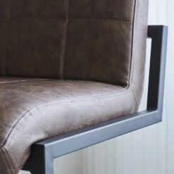 Industriële Barkruk Hoxton Taupe - Zithoogte 78 Cm - Kunstleder - Bruin -Leen Bakker Winkel 1000042390 0103