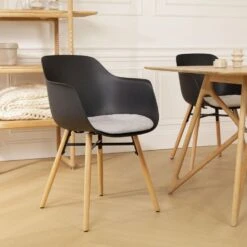 Nolon Nena-Liz Eetkamerstoel Zwart - Armleuning - Lichtgrijs Kussen -Leen Bakker Winkel 32eb188a9ffe4990b9785c7670f48dfb