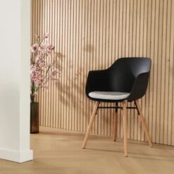 Nolon Nena-Liz Eetkamerstoel Zwart - Armleuning - Lichtgrijs Kussen -Leen Bakker Winkel 652977738b074bad99a78b0ba54b23e4